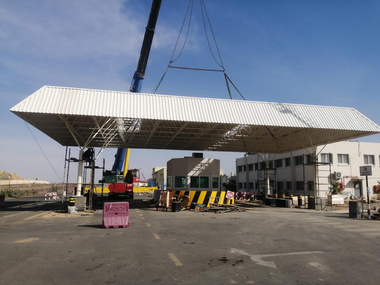 GASCO space frame sunshade canopy installation, Saudi Arabia